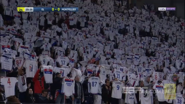 Após confusão em clássico, torcida do Lyon faz homenagem incrível a Fekir Após confusão em clássico, torcida do Lyon faz homenagem incrível a Fekir
