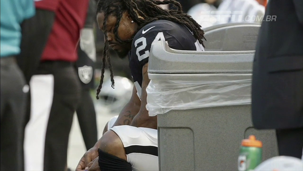 Com protesto de Lynch no hino, Rams de Goff vencem Raiders de Carr na pré-temporada da NFL Com protesto de Lynch no hino, Rams de Goff vencem Raiders de Carr na pré-temporada da NFL
