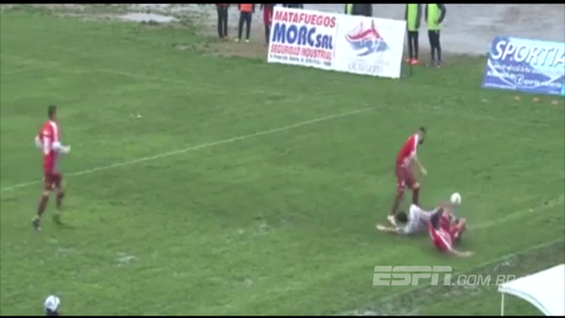 Jogador gasta tempo na lateral do campo e sofre falta criminosa na Argentina Jogador gasta tempo na lateral do campo e sofre falta criminosa na Argentina