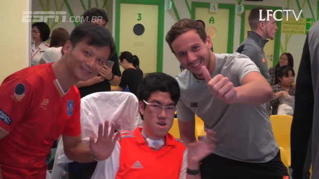 Durante pré-temporada em Hong Kong, elenco do Liverpool visita hospital; veja Durante pré-temporada em Hong Kong, elenco do Liverpool visita hospital; veja