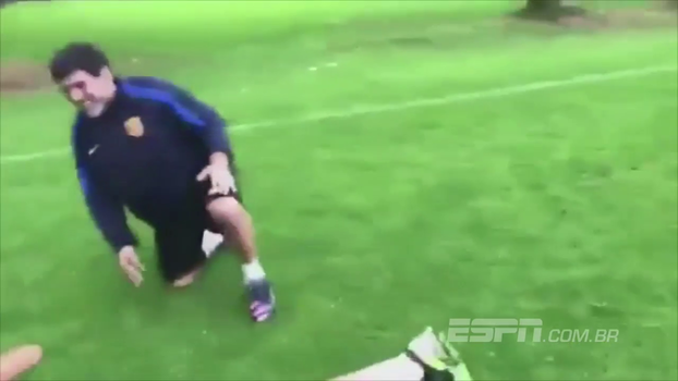 Maradona faz golaço de falta em brincadeira e comemora com 'peixinho' Maradona faz golaço de falta em brincadeira e comemora com 'peixinho'