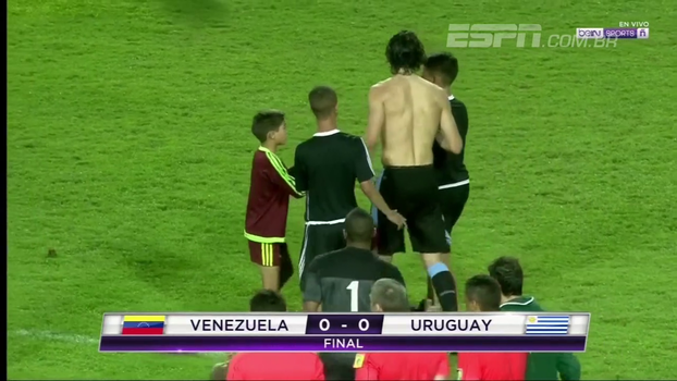 Cavani é cercado por pequenos fãs após empate entre Venezuela e Uruguai Cavani é cercado por pequenos fãs após empate entre Venezuela e Uruguai