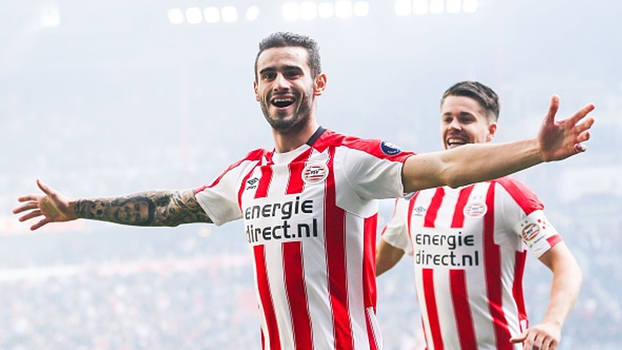 Com um a mais, PSV passa sufoco, mas vence Feyenoord e encosta na liderança Com um a mais, PSV passa sufoco, mas vence Feyenoord e encosta na liderança