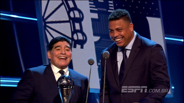 Ronaldo salva Maradona de gafe em prêmio da Fifa: 'Estou te cutucando aqui por baixo' Ronaldo salva Maradona de gafe em prêmio da Fifa: 'Estou te cutucando aqui por baixo'