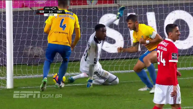 Kléber, ex-Palmeiras, faz gol com a mão contra o Benfica, mas árbitro de vídeo é chamado e anula; VEJA Kléber, ex-Palmeiras, faz gol com a mão contra o Benfica, mas árbitro de vídeo é chamado e anula; VEJA