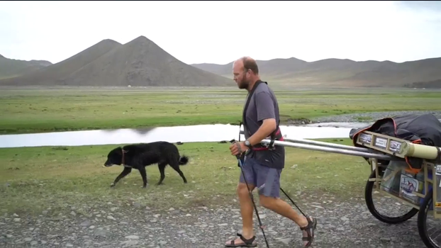 80 dias e mais de 20 mil tacadas: dupla atravessa a Mongólia jogando golfe e ganha companhia de cachorro 80 dias e mais de 20 mil tacadas: dupla atravessa a Mongólia jogando golfe e ganha companhia de cachorro