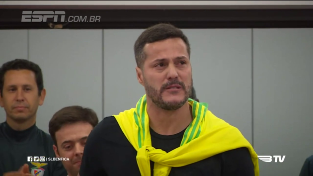 Goleiro Júlio César chora ao se despedir do Benfica; veja Goleiro Júlio César chora ao se despedir do Benfica; veja