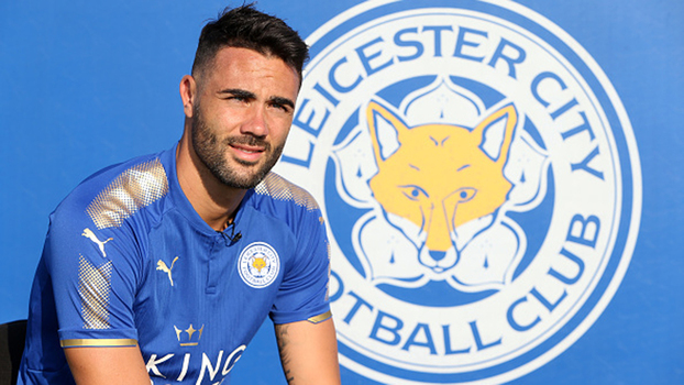 Ex-Sevilla, Iborra celebra acerto com o Leicester e participa de sessão de fotos Ex-Sevilla, Iborra celebra acerto com o Leicester e participa de sessão de fotos