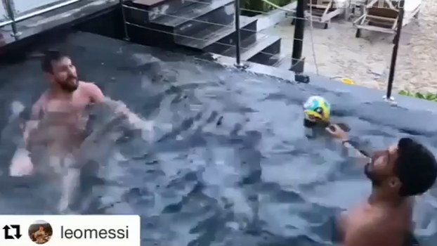 Na piscina, Messi e Suárez se divertem fazendo embaixadinhas com a cabeça Na piscina, Messi e Suárez se divertem fazendo embaixadinhas com a cabeça