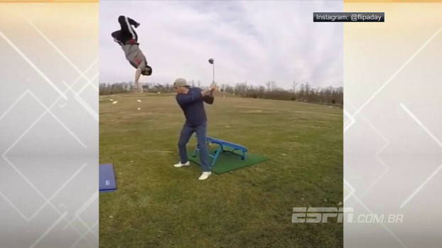Embaixadinha e mortal em câmera lenta: esse tacada de golfe vai te deixar desorientado Embaixadinha e mortal em câmera lenta: esse tacada de golfe vai te deixar desorientado