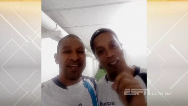 Djalminha explica ausência ao lado de Ronaldinho, que promete presença no Resenha e brinca: 'Sequestrei! Meu sonho jogar com ele'