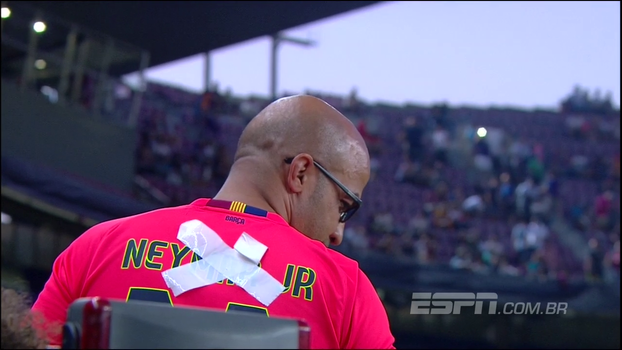 Ficou no passado: Torcedor do Barcelona cobre nome de Neymar com fita crepe Ficou no passado: Torcedor do Barcelona cobre nome de Neymar com fita crepe