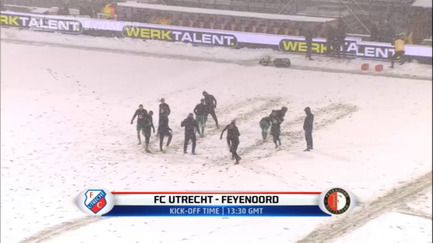 Com direito a ataque de bola de neve, jogadores do Feyenoord se esbaldam com nevasca antes da partida Com direito a ataque de bola de neve, jogadores do Feyenoord se esbaldam com nevasca antes da partida