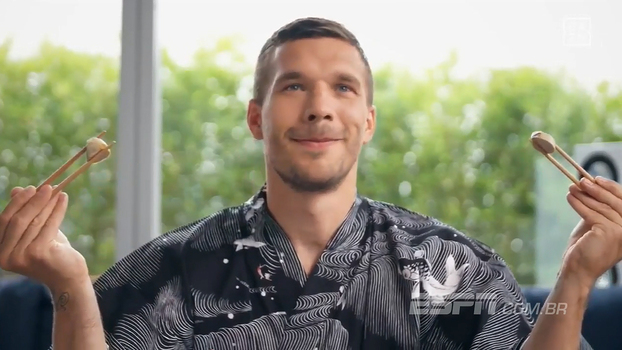 Origami, comida japonesa e mangá; reforço do Vissel Kobe, Podolski entra no clima oriental Origami, comida japonesa e mangá; reforço do Vissel Kobe, Podolski entra no clima oriental