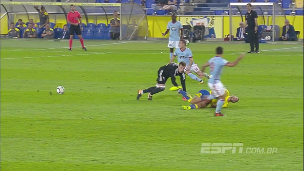Na Espanha, goleiro do Celta de Vigo dá carrinho violento, levanta Calleri e é expulso Na Espanha, goleiro do Celta de Vigo dá carrinho violento, levanta Calleri e é expulso