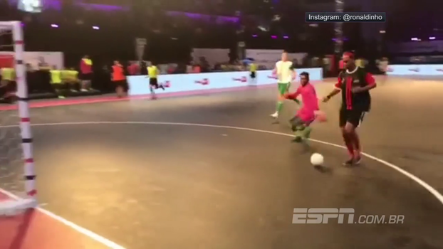 Em jogo de futsal, Ronaldinho dá caneta alucinante em goleiro e faz gol com toda calma do mundo Em jogo de futsal, Ronaldinho dá caneta alucinante em goleiro e faz gol com toda calma do mundo