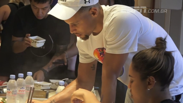 Stephen Curry causa alvoroço na China, experimenta culinária local e se diverte com 'mascaradas' Stephen Curry causa alvoroço na China, experimenta culinária local e se diverte com 'mascaradas'