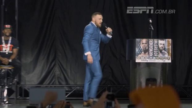 'Você deve dinheiro! Age como se tivesse 10 anos!'; McGregor e Mayweather se provocam novamente 'Você deve dinheiro! Age como se tivesse 10 anos!'; McGregor e Mayweather se provocam novamente