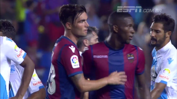 Deportivo La Coruña abre vantagem com brasileiro, mas leva golaço e sofre empate com um a mais Assista aos melhores momentos do empate entre La Coruña e Levante em 2 a 2!