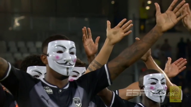 Jogadores e torcedores do Bordeaux comemoram vitória com máscaras e fazendo festa que se eternizou na Eurocopa Jogadores e torcedores do Bordeaux comemoram vitória com máscaras e fazendo festa que se eternizou na Eurocopa