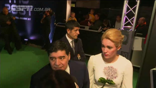 Como é? Maradona chega falando três línguas diferentes em premiação da Fifa Como é? Maradona chega falando três línguas diferentes em premiação da Fifa