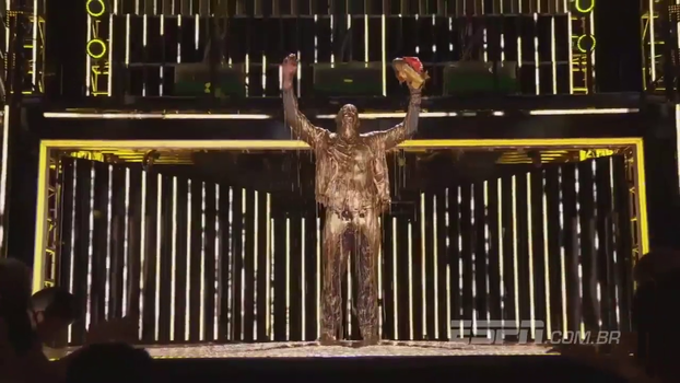 Michael Phelps recebe prêmio e leva 'banho de ouro' Michael Phelps recebe prêmio e leva 'banho de ouro'