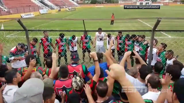 Após resultado heroico na quarta divisão paulista, time e torcida do Clube Atlético Taquaritinga oram juntos no alambrado Após resultado heroico na quarta divisão paulista, time e torcida do Clube Atlético Taquaritinga oram juntos no alambrado
