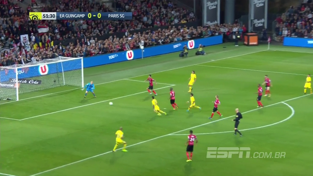 Zagueiro do Guingamp dá 'tilt', faz recuo incompreensível e acaba anotando gol contra Zagueiro do Guingamp dá 'tilt', faz recuo incompreensível e acaba anotando gol contra