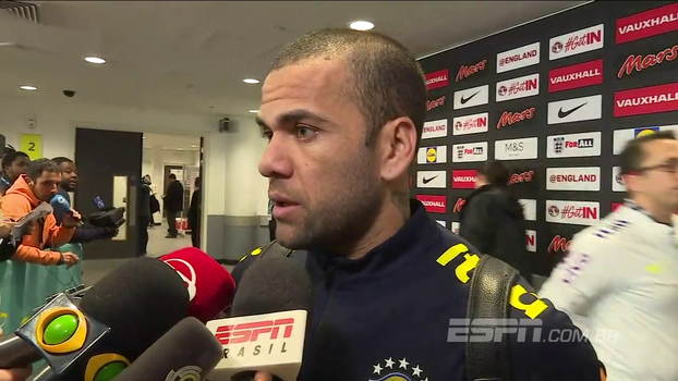 Daniel Alves minimiza atrito com meia inglês durante o jogo e aprova desempenho: 'Dever cumprido' Daniel Alves minimiza atrito com meia inglês durante o jogo e aprova desempenho: 'Dever cumprido'