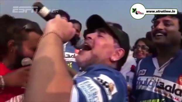 Leva jeito? Na Índia, Maradona solta a voz e canta 'Besame Mucho'