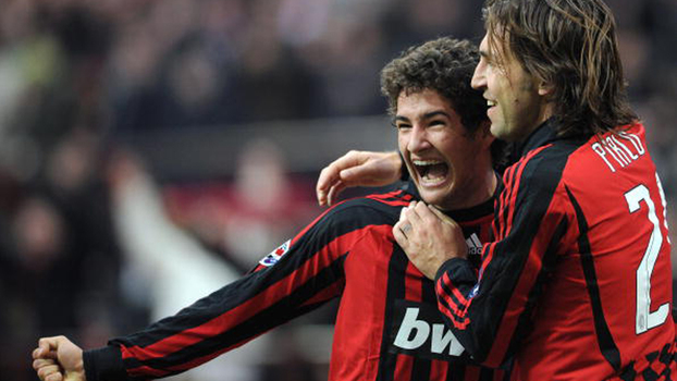 Aos 18 anos, 'garoto sensação' Pato venceu goleiro brasileiro, fez dois, e Milan bateu Genoa em 2008 Aos 18 anos, 'garoto sensação' Pato venceu goleiro brasileiro, fez dois, e Milan bateu Genoa em 2008