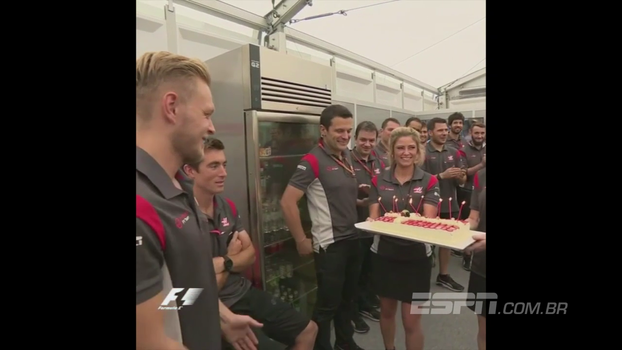 Kevin Magnussen completa 25 anos e é ‘presenteado’ com pedaço de bolo na cabeça Kevin Magnussen completa 25 anos e é ‘presenteado’ com pedaço de bolo na cabeça