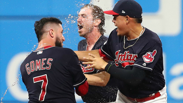 Brasileiro impulsiona corrida da vitória em jogo de 5h, e Indians ficam a um passo da classificação na MLB Yan Gomes impulsiona corrida da vitória depois de 5h de jogo, e Indians fazem 2 a 0 nos Yankees