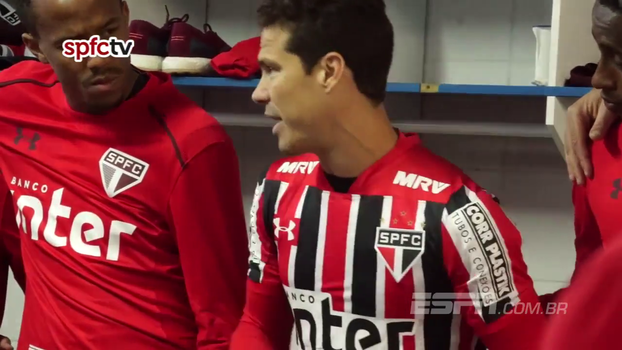 Com Hernanes puxando a palavra no vestiário, veja os bastidores do empate do São Paulo na Ressacada Com Hernanes puxando a palavra no vestiário, veja os bastidores do empate do São Paulo na Ressacada