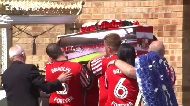 Enterro de jovem torcedor do Sunderland, vítima de câncer, comove a Inglaterra e tem presença do emocionado Jermain Defoe Enterro de jovem torcedor do Sunderland, vítima de câncer, comove a Inglaterra e tem presença do emocionado Jermain Defoe