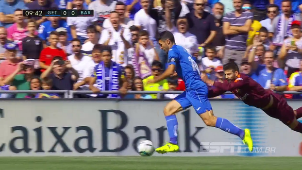 Piqué leva drible desconcertante, se joga no adversário e faz falta estranha Piqué leva drible desconcertante, se joga no adversário e faz falta estranha