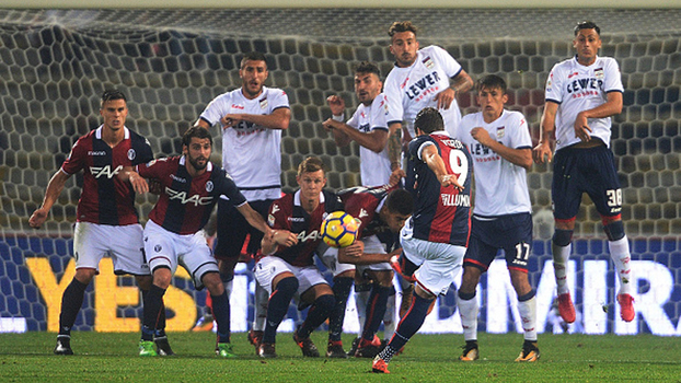 Ambidestro, Simone Verdi faz 2 golaços de falta pelo Bologna: primeiro de esquerda e depois de direita Ambidestro, Simone Verdi faz 2 golaços de falta pelo Bologna: primeiro de esquerda e depois de direita