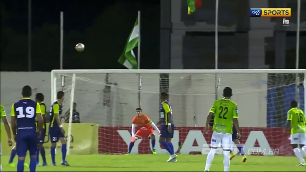 À la Roberto Carlos, jogador cobra falta com muito efeito, engana goleiro e marca golaço no campeonato Boliviano À la Roberto Carlos, jogador cobra falta com muito efeito, engana goleiro e marca golaço no campeonato Boliviano