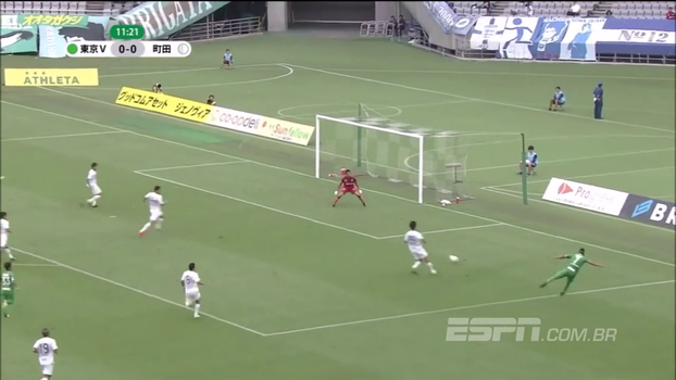 É pro outro lado! Zagueiro tenta cortar cruzamento rasteiro e faz gol contra bizarro no Japão É pro outro lado! Zagueiro tenta cortar cruzamento rasteiro e faz gol contra bizarro no Japão