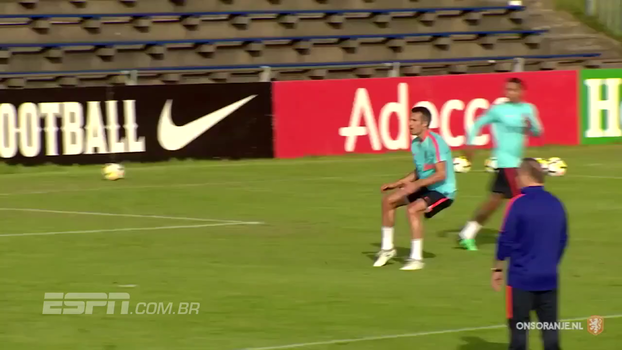 Em forma, Van Persie dá show de gols no treino da Holanda Em forma, Van Persie dá show de gols no treino da Holanda