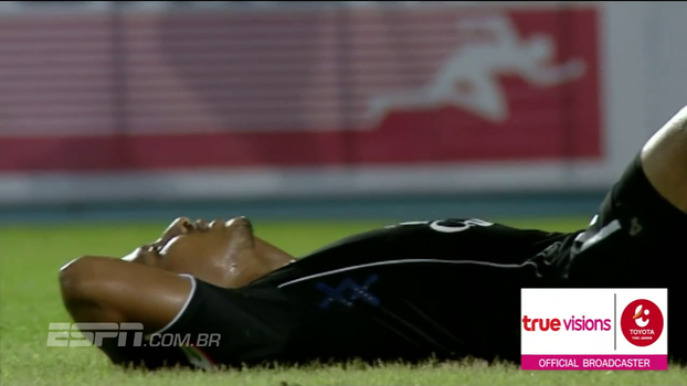 Zagueiro tenta evitar passe, conta com ajuda do goleiro e faz gol contra incrível na Tailândia Zagueiro tenta evitar passe, conta com ajuda do goleiro e faz gol contra incrível na Tailândia