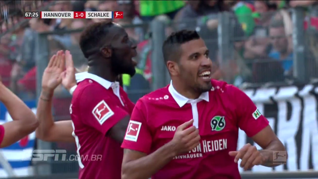 Com gol do brasileiro Jonathas, Hannover 96 bate Schalke 04 e conquista segunda vitória no Alemão Com gol do brasileiro Jonathas, Hannover 96 bate Schalke 04 e conquista segunda vitória no Alemão