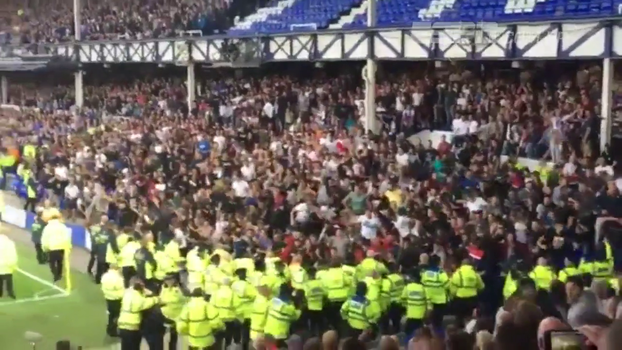 Derrotados na Europa League, torcedores do Hajduk Split provocam confusão no estádio do Everton Derrotados na Europa League, torcedores do Hajduk Split provocam confusão no estádio do Everton