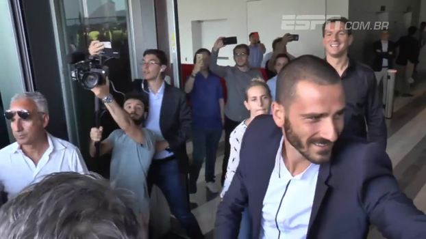 Que tumulto! Bonucci encara multidão e chega ao Milan com status de ídolo Que tumulto! Bonucci encara multidão e chega ao Milan com status de ídolo
