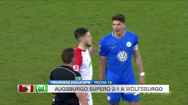 Wolfsburg tem jogador expulso, Augsburg supera frango, vence de virada e chega ao 8º lugar Wolfsburg tem jogador expulso, Augsburg supera frango, vence de virada e chega ao 8º lugar