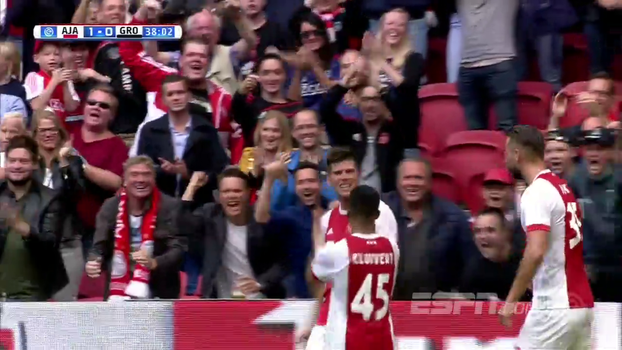 Com gol de Huntelaar, duas pinturas de fora da área e D. Neres entrando no fim, Ajax vence em casa o Groningen Com gol de Huntelaar, duas pinturas de fora da área e D. Neres entrando no fim, Ajax vence em casa o Groningen