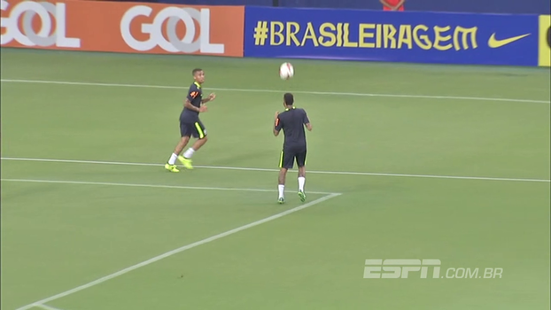 Sem deixar a bola cair, Neymar e Gabriel Jesus atravessam o campo fazendo embaixadinhas um com o outro Sem deixar a bola cair, Neymar e Gabriel Jesus atravessam o campo fazendo embaixadinhas um com o outro