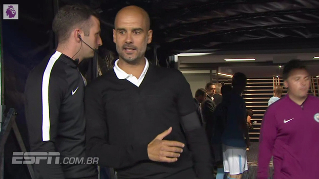 Na volta do intervalo, Guardiola reclama com arbitragem e até simula expulsão de Walker Na volta do intervalo, Guardiola reclama com arbitragem e até simula expulsão de Walker