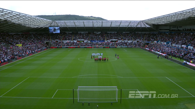 Antes da bola rolar, Manchester United e Swansea prestam minuto de silêncio em homenagem a Barcelona Antes da bola rolar, Manchester United e Swansea prestam minuto de silêncio em homenagem a Barcelona