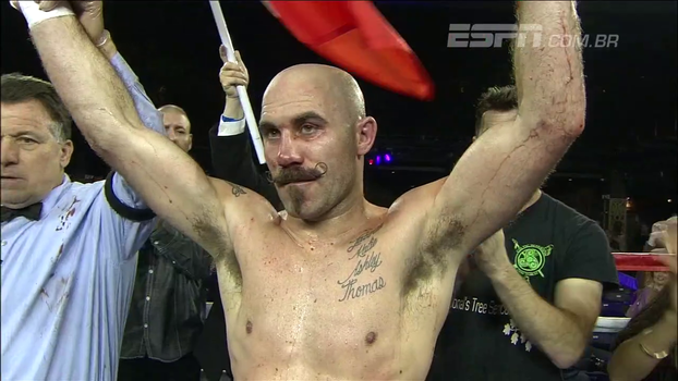 Quigley aguenta bem, mas Sullivan não dá respiro e vence por nocaute técnico no 4º round Quigley aguenta bem, mas Sullivan não dá respiro e vence por nocaute técnico no 4º round